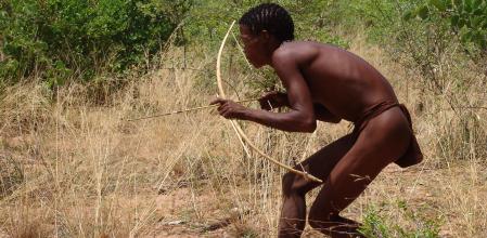 La tribu San, en Botswana, sigue practicando la caza de persistencia. Los cazadores-recolectores agotan a las presas que son más rápidas que ellos para alcanzarlas.