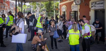13 - 05 - 2024 / Barcelona / Problemas movilidad fallos renfe / Foto: Llibert TEixidó - Enlace Sagrera a R3 en Montcada ripollet con autobuses