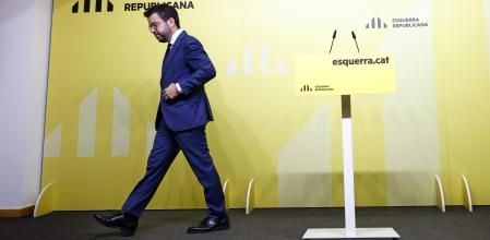 GRAFCAT4257. BARCELONA, 13/05/2024.- El presidente de la Generalitat en funciones, Pere Aragonès, durante la rueda d eprensa que ha ofrecido este lunes en la que ha anunciado que abandonará la primera línea política y no recogerá el acta de diputado tras la debacle de ERC en las elecciones al Parlament, en las que los republicanos han retrocedido 13 escaños, hasta quedarse con 20. EFE/Quique García