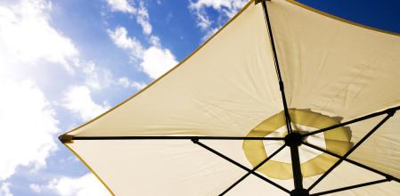 Una sombrilla de terraza.