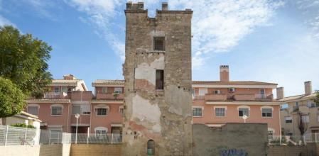 La Torre Placia, encajonada en la urbanización Azalea Golf de Alicante, apenas es vivible desde un corto tramo de la calle Clara Campoamor.