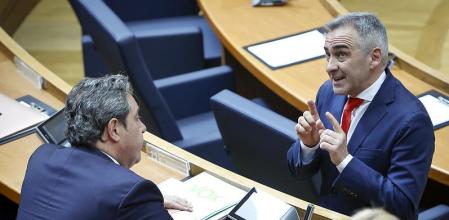 Los portavoces de Vox, José María Llanos, y PP, Miguel Barrachina, el miércoles en el pleno.