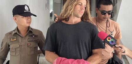 Koh Phangan (Thailand), 07/08/2023.- A Spanish chef alleged murder suspect Daniel Jeronimo Sancho Bronchalo (C), is escorted by Thai police officers to the court from Koh Phangan police station in Koh Phangan island, southern Thailand, 07 August 2023. Thai police arrested a 29-year-old Spanish nationality Daniel Jeronimo Sancho Bronchalo accused of killing a Colombian surgeon Edwin Arrieta Arteaga and dismembering his body before dumping some parts in a rubbish dump and other parts including his head in the sea, police said. (España, Tailandia) EFE/EPA/SOMKEAT RUKSAMAN