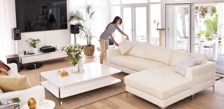 Una persona ordenando su salón.