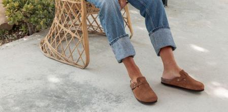 Los zuecos son un calzado ideal para entretiempo que puedes conjuntar con tus vaqueros básicos preferidos.