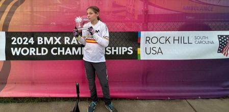 Mia Ayats, con el trofeo de subcampeona del mundo de BMX