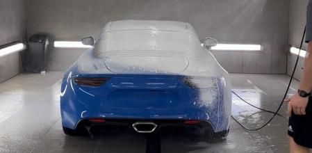 Un Alpine A110, 'al punto de nieve' gracias a un jabón neutro aplicado con un difusor especial.