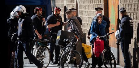 FOTO MARTI GELABERT 16/05/2024 DESALOJO DE LA ANTIGUA MASSANA DE BARCELONA, EN LA PLAZA DE LA GARDUNYA, EN EL RAVAL. LAS PERSONAS DESALOJADAS HACIENDO UN TANTO HACIA LA ZONA DONDE ESTA LA POLICIA, ACTIVISTAS Y PERIODISTAS