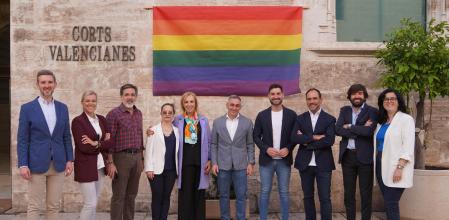 Diputados del PP se hacen la foto junto a la bandera LGTBI, en la puerta de Les Corts.