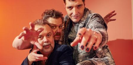 Los hermanos Melbourne y Colin Cairnes junto al actor David Dastmalchian, protagonista de 'El último late night'