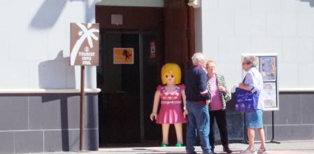 La oficina de turismo de Onil acoge un espléndido Museo de la Muñeca.