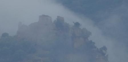 Niebla envolviendo el castillo de Eramprunyà.