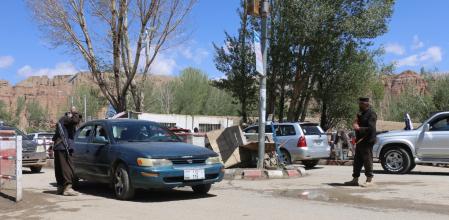 Puesto de seguridad a la entrada de la carretera que conduce a las ruinas de una estatua de Buda de 1.500 años de antigüedad en Bamiyán, Afganistán.