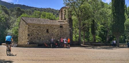 Ciclistas en la ermita de Sant Medir.
