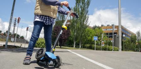 Nacho juega con un patinete en un parque durante la franja horaria de salida permitida para los niños de hasta 14 años (de 12 a 19 horas) durante la fase 0 del estado de alarma en Madrid. Nacho es un niño de siete años con síndrome de Down que está pasando el confinamiento por el coronavirus junto a sus hermanos, Ana, de 22 años; Jaime, de 21 años; Pablo, de 17 años; y Luis, de 13 años; y su madre, Paola Vicéns Pérez, educadora infantil. Durante el confinamiento por el estado de alarma, 