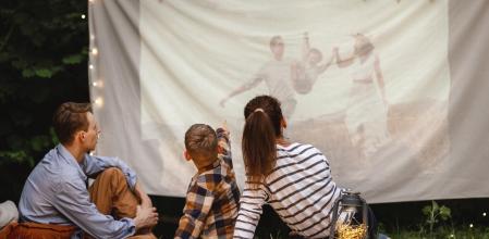 Una familia disfrutando de una película