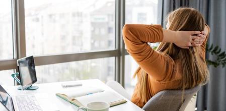 Mujer trabajando en la oficina.