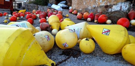 Boyas esparcidas en la Cala Sa Tuna de Begur.
