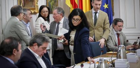 El portavoz del PP, Miguel Barrachina, charla con los letrados de Les Corts en presencia de los diputados de su grupo y los síndics de Vox.