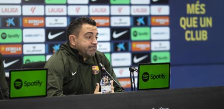 SANT JOAN DESPÍ (BARCELONA), 18/05/2024.- El entrenador del FC Barcelona, Xavi Hernández, da una rueda de prensa tras dirigir un entrenamiento del equipo este sábado en la ciudad deportiva del club en Sant Joan Despí, Barcelona, de cara a su partido de LaLiga contra el Rayo Vallecano. EFE/Marta Pérez