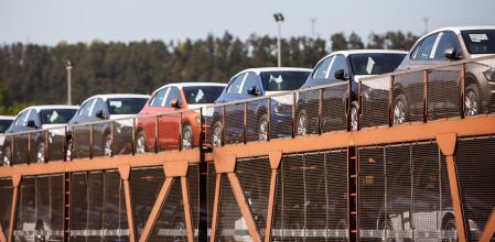 Imagen de coches de Volkswagen en un tren.
