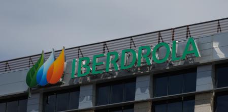 Fachada de la sede de Iberdrola, a 31 de marzo de 2023, en Madrid (España). Energías Renovables Ibermap, la 'joint venture' creada en 2021 por Mapfre e Iberdrola para coinvertir en energías limpia, ha alcanzado los 445 megavatios (MW) en cartera mediante la suma de 150 nuevos MW fotovoltaicos, lo que ha llevado a una modificación de su estructura accionarial. De esta forma, la cartera de la firma se compone de 295 MW eólicos y 150 MW fotovoltaicos. La 'joint venture' contempla la incorporación de más activos a futuro, según han explicado las compañías.
