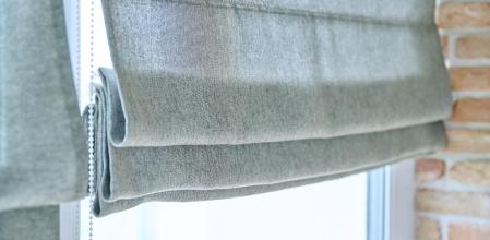 Un estor gris en una ventana