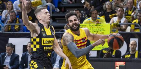 El blaugrana Ricky Rubio entra en la zona ante la oposición del local Kyle Guy en el partido de ayer