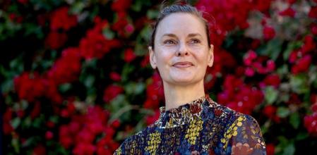 La politóloga sudafricana Jackie Dugard, profesora de derechos humanos en Nueva York,posa en el patio del Palau Macaya de Barcelona antes de su charla en el ciclo del CaixaForum Macaya