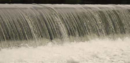 El río Ter baja crecido.