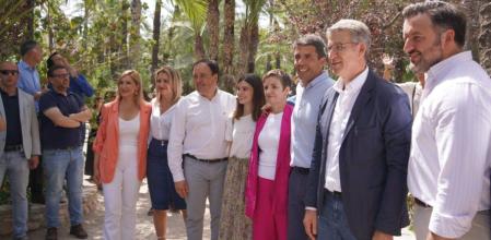 Núñez Feijóo, entre el presidente de la Generalitat Valenciana y el alcalde de Elx, antes del acto celebrado en el Palmeral de Elx.