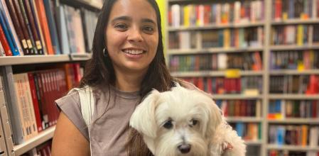 Bruna Amaral Beck, junto a su perrita Tapioca