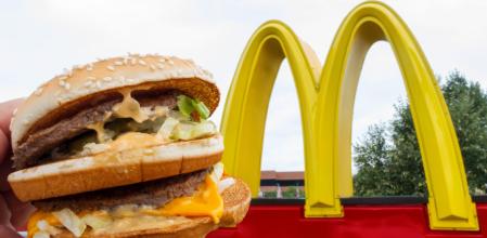 (FILES) This file photo taken on August 10, 2015 shows a McDonald's Big Mac held up near the golden arches at a McDonalds's in Centreville, Virginia.     
McDonald's said December 8, 2016 it will shift its fiscal headquarters for the majority of non-US operations to Britain following an EU crackdown on the fast-food giant's tax benefits from Luxembourg. McDonald's is establishing a new Britain-based holding company to cover royalties from most licensing agreements outside the United States. The profits will be subject to British corporate taxes, McDonald's said.
 / AFP PHOTO / PAUL J. RICHARDS