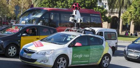Un coche de Google Maps circula por la ciudad de Barcelona