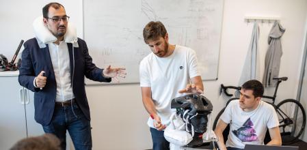 El equipo de Evix con el prototipo de casco con airbag cervical