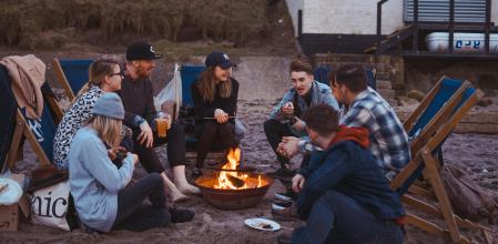 El cambio repentino de amistades es una señal de alarma.