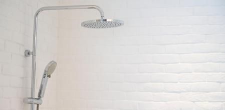 Una ducha de agua fría puede ayudar a aumentar la energía y reducir la sensación de cansancio.