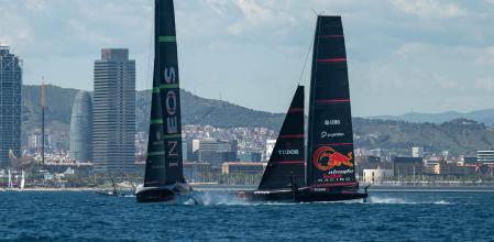 Los veleros AC40 de Ineos y Alinghi se cruzan en una jornada de entrenamientos delante de la Vila Olímpica