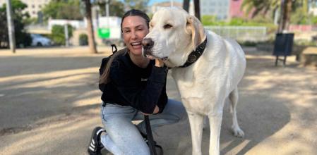 Saray comparte su vida junto a su fiel compañero Dalí