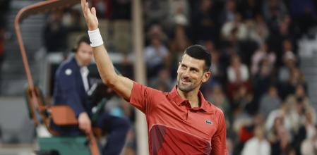 Novak Djokovic jalea al público de la Philippe Chatrier, este jueves en París