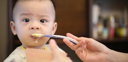 Los bebés también puede padecer alergias alimentarias.
