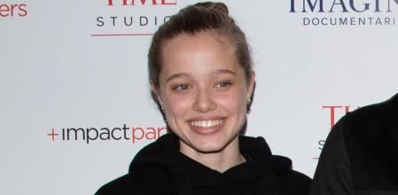 18 November 2021, US, Los Angeles: (L-R) Shiloh Jolie-Pitt, French photographer JR, American actress Angelina Jolie and Pax Jolie-Pitt attend The Los Angeles Premiere of 'Paper and Glue: A JR Project'. Photo: Billy Bennight/ZUMA Press Wire/dpa
Billy Bennight/ZUMA Press Wire/d / DPA
18/11/2021 ONLY FOR USE IN SPAIN