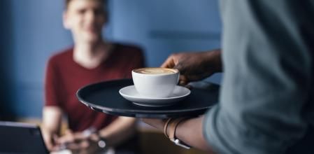 Para ahorrar tiempo al camarero, es más conveniente pedir todo lo que queremos cuando nos atiende por primera vez.