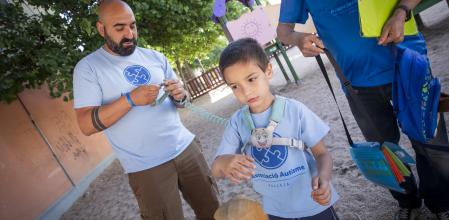 Manel coloca a Aleix un arnés que va sujeto a una cuerda que el primero sostiene para que el segundo no salga corriendo, y es que es escapista