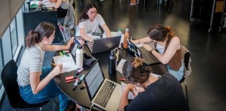 Estudiantes preparando la selectividad en la biblioteca Sagrada Familia ￼