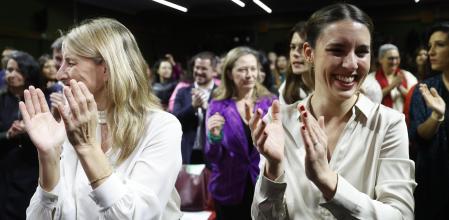 MADRID, 24/02/2023.- La vicepresidenta segunda y ministra de Trabajo y Economía Social, Yolanda Díaz (i); la delegada del Gobierno contra la Violencia de Género, Victoria Rosell (c), y la ministra de Igualdad, Irene Montero (d), participan en la inauguración del Encuentro internacional feminista que reunirá el fin de semana en Madrid a numerosas expertas para analizar desde las violencias machistas, hasta el derecho al aborto, este viernes en la facultad de Medicina de la Universidad Complutense de Madrid. EFE/ Mariscal