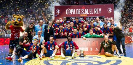 Los jugadores del Barça celebran la consecución de la Copa en Jaén