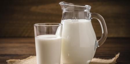 La leche entera es la más saludable, pero no la más consumida