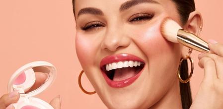 Selena Gomez con el colorete Soft Pinch Luminous Powder Blush de Rare Beauty