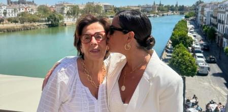 Anabel Pantoja con su madre, Merchi.